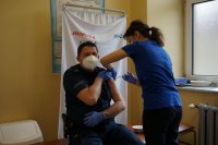 Policjant z Komendy Miejski Policji w Bielsku-Białej przyjmuje szczepienie na koronawirusa.