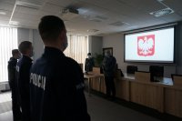 I Zastępca Komendanta Miejskiego Policji w Bielsku-Białej wygłasza okolicznościowe przemówienie do czworo policjantów podczas uroczystości ślubowania.