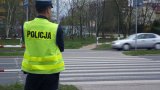 Policjant przy przejściu dla pieszych