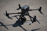 Bezzałogowy statek powietrzny policji — dron DJI Matrice 300 RTK.