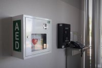 Urządzenie AED zamontowane w recepcji Komendy Miejskiej Policji w Bielsku-Białej