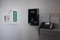 Urządzenie AED zamontowane w recepcji Komendy Miejskiej Policji w Bielsku-Białej