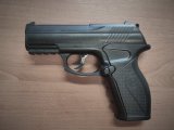Pistolet pneumatyczny zabezpieczony przez policjantów do sprawy wandalizmu.