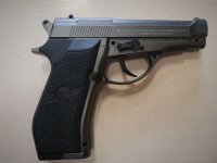 Pistolet na metalowy śrut zabezpieczony przez policjantów.