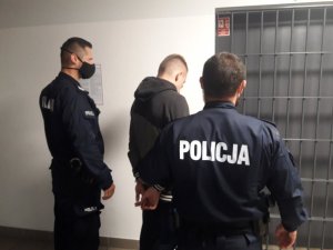 policjanci podczas czynności z zatrzymanymi