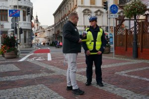 Policjantka udziela wywiadu dziennikarzowi.