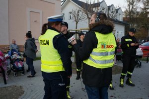 Policjantka z drogówki udziela wywiadu radiowego.