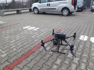 policjant z dronem