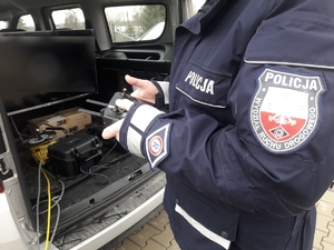 policjant z dronem