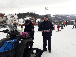 Policjanci podczas działań na stoku