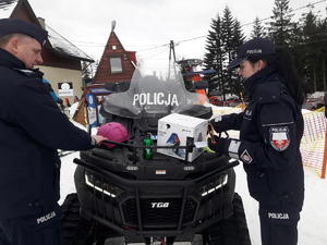 Policjanci podczas działań na stoku