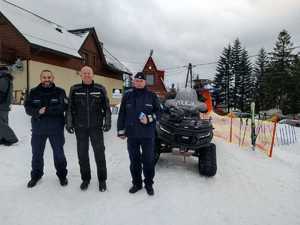 Policjanci podczas działań na stoku