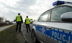 radiowóz i policjanci podczas pracy