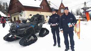 Fotografie ze spotkań policjantów podczas spotkań profilaktycznych na stokach.