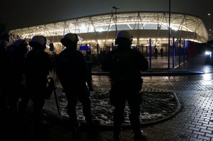 Przed stadionem stoją policjanci z oddziału prewencji.