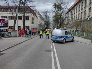 Policjanci zabezpieczają rodzinny rajd rowerowy