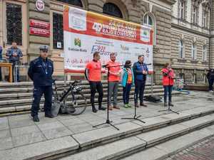 Policjanci zabezpieczają rodzinny rajd rowerowy