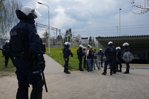 Policjanci legitymują kilku mężczyzn w rejonie wejścia na dworzec kolejowy