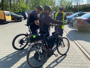 Policjantka z rozmawia z rowerzystami.