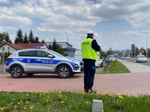 Policjant obserwuje drogę