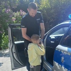 Policjanci podczas spotkania z dziećmi z przedszkola