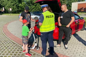 Policjantka ruchu drogowego rozmawia z rowerzystą.