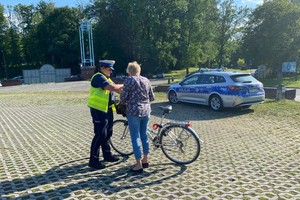 Policjantka ruchu drogowego rozmawia z rowerzystą.