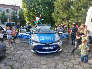 Fotografia z udziału policjantów na przedszkolnym pikniku rodzinnym