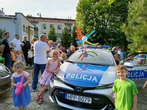 Fotografia z udziału policjantów na przedszkolnym pikniku rodzinnym