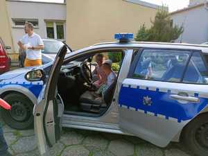 Fotografia z udziału policjantów na przedszkolnym pikniku rodzinnym