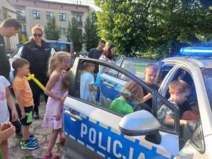 Fotografia z udziału policjantów na przedszkolnym pikniku rodzinnym