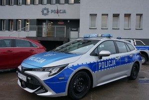 Policyjny radiowóz stoi na parkingu przed komisariatem