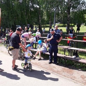 Policjant rozmawia z uczestnikami imprezy plenerowej