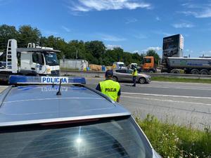 Policjant z ruchu drogowego zatrzymuje pojazd do kontroli