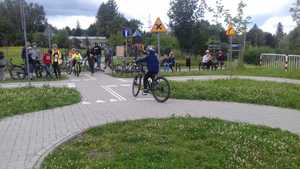 Dziecko jedzie na rowerze miasteczkiem rowerowym