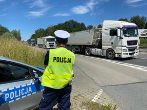 policjanci podczas czynności na drodze