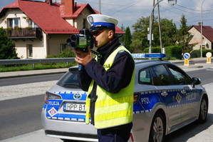 policjanci na wykonujący czynności służbowe na drodze