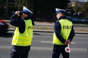 policjanci ruchu drogowego podczas czynności na drodze