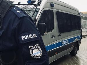 na zdjęciu widoczny policjant na tle radiowozu