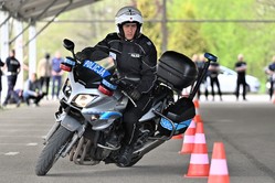 policjant na motocyklu policyjnym