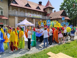 Dzieci w kolorowych strojach stojacy na terenie Domu Żołnierza w Bielsku-Białej