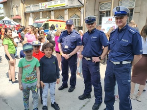 Dzieci stoją obok policjantów