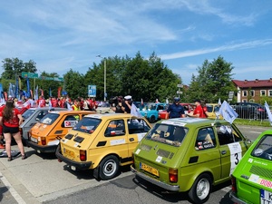 Na zdjęciu widoczny rząd samochochodów marki Fiat 126