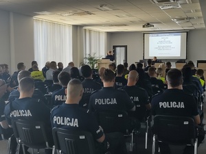 policjanci dbający o bezpieczeństwo podczas wyścigu