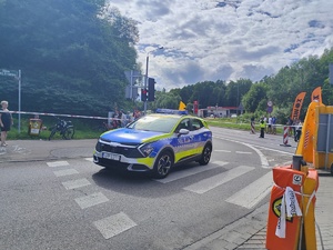 policjanci dbający o bezpieczeństwo podczas wyścigu