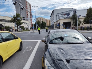 policjanci dbający o bezpieczeństwo podczas wyścigu