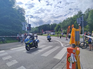 policjanci dbający o bezpieczeństwo podczas wyścigu