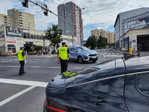 policjanci dbający o bezpieczeństwo podczas wyścigu