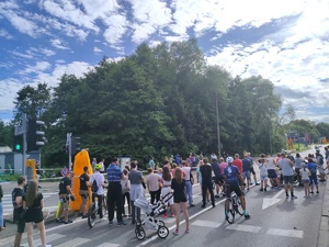 policjanci dbający o bezpieczeństwo podczas wyścigu