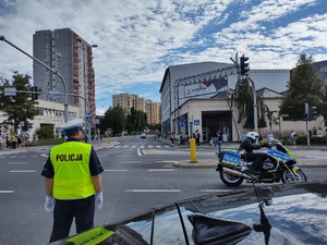 policjanci dbający o bezpieczeństwo podczas wyścigu